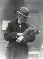 R. I. Pocock mit einem Kinkajou